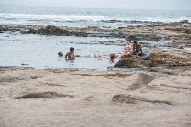 Dia de lunes festivo en la Playa del Confital