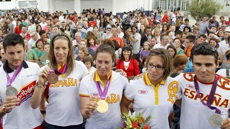 David Cal, Teresa Portela, Begoña Fernández, Támara Echegoyen y Gómez Noya, a su llegada a Peinador.