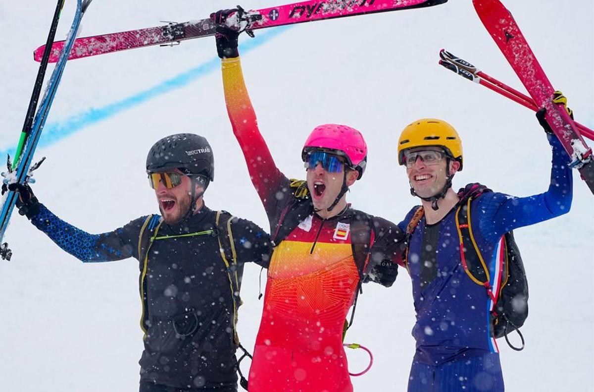 Oriol Cardona, al centre, després d'acabar la prova.