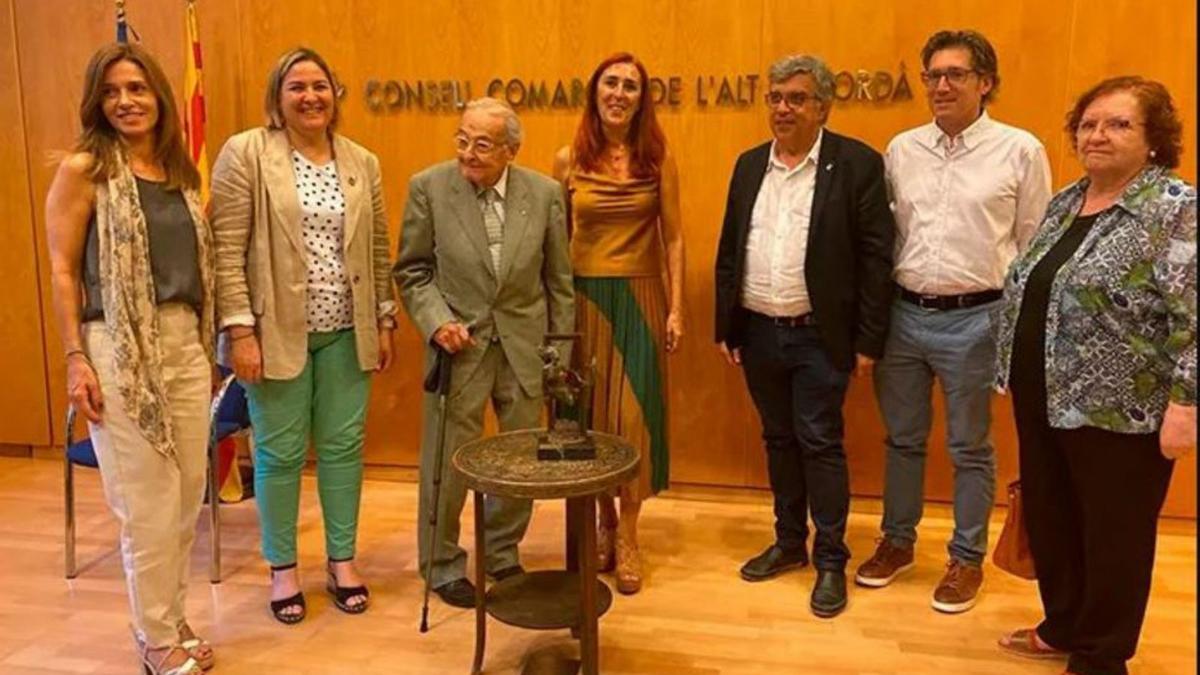 Jordi Roch rebent el premi del Consell Comarcal.  | CCAE