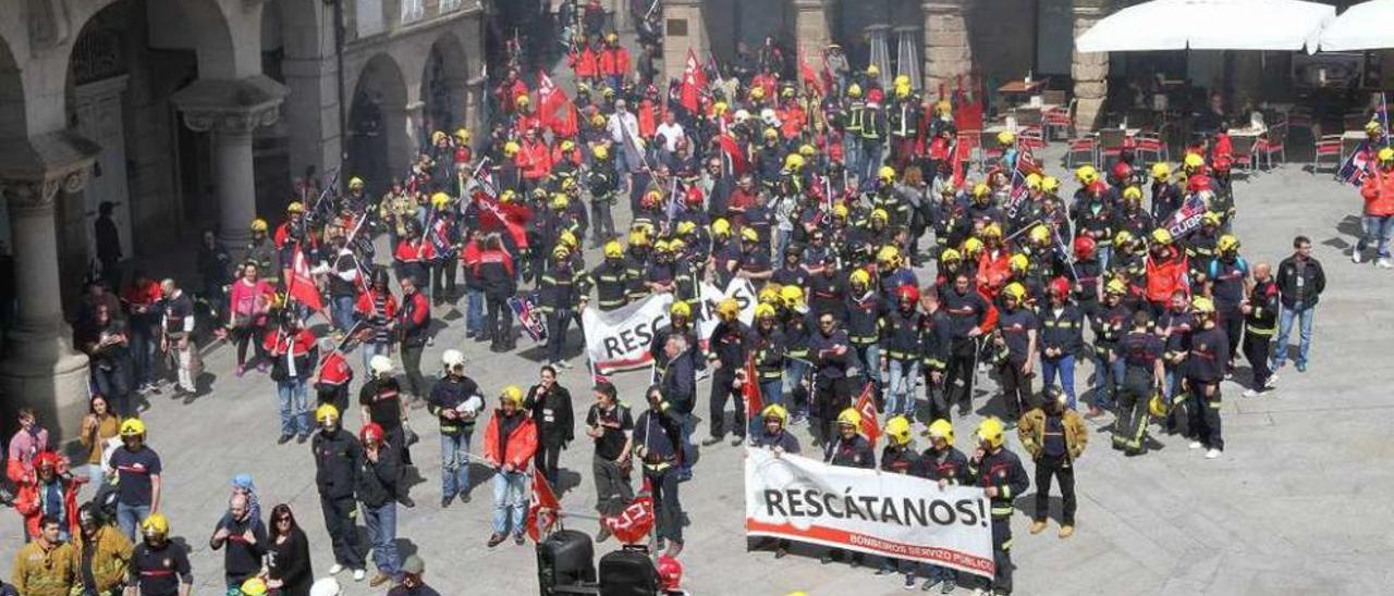 Bomberos de toda Galicia se manifestaron el lunes en Ourense contra la privatización. // Iñaki Osorio