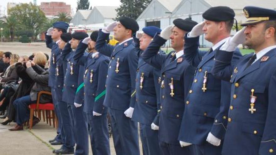 Los nueve militares condecorados ayer en la Base Aérea de Alcantarilla