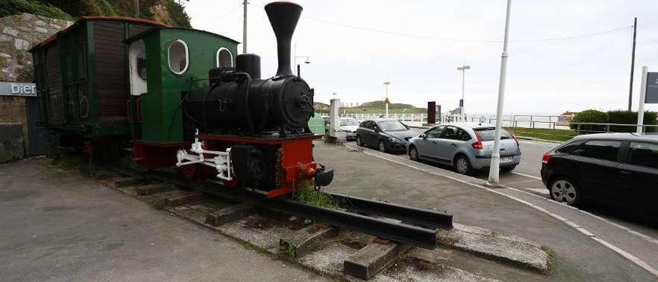 La locomotora &quot;Rojillín&quot;, instalada en Salinas.