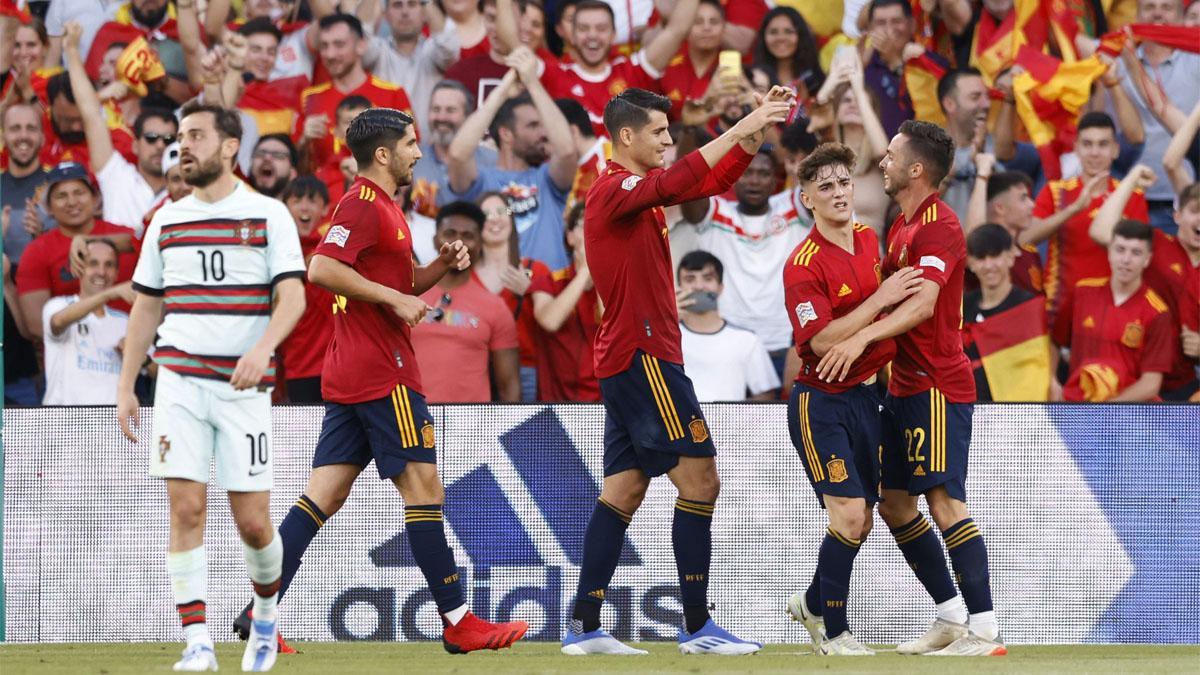 Morata celebra el gol de España ante Portugal con Gavi y Sarabia
