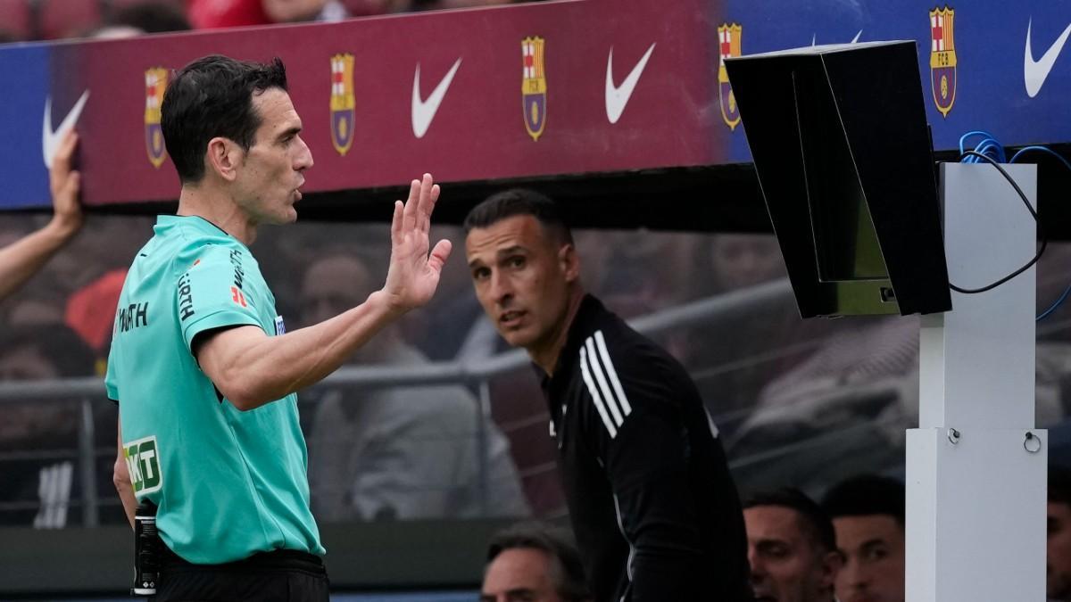 Martínez Munuera, durante el Barça-Sevilla de LaLiga