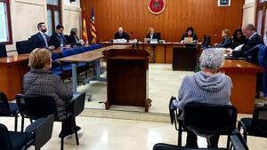 Las dos mujeres acusadas de estafa agravada, ayer en la Audiencia de Palma.