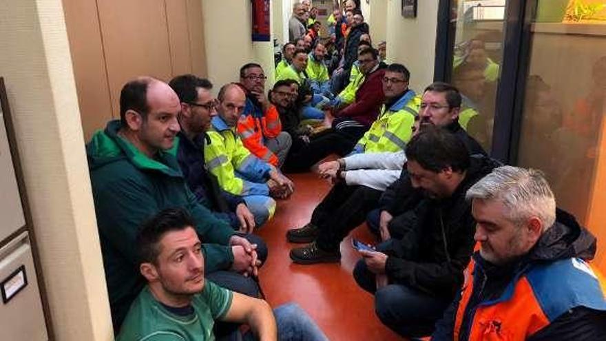 Los trabajadores encerrados en el Hospital Montecelo. // FdV