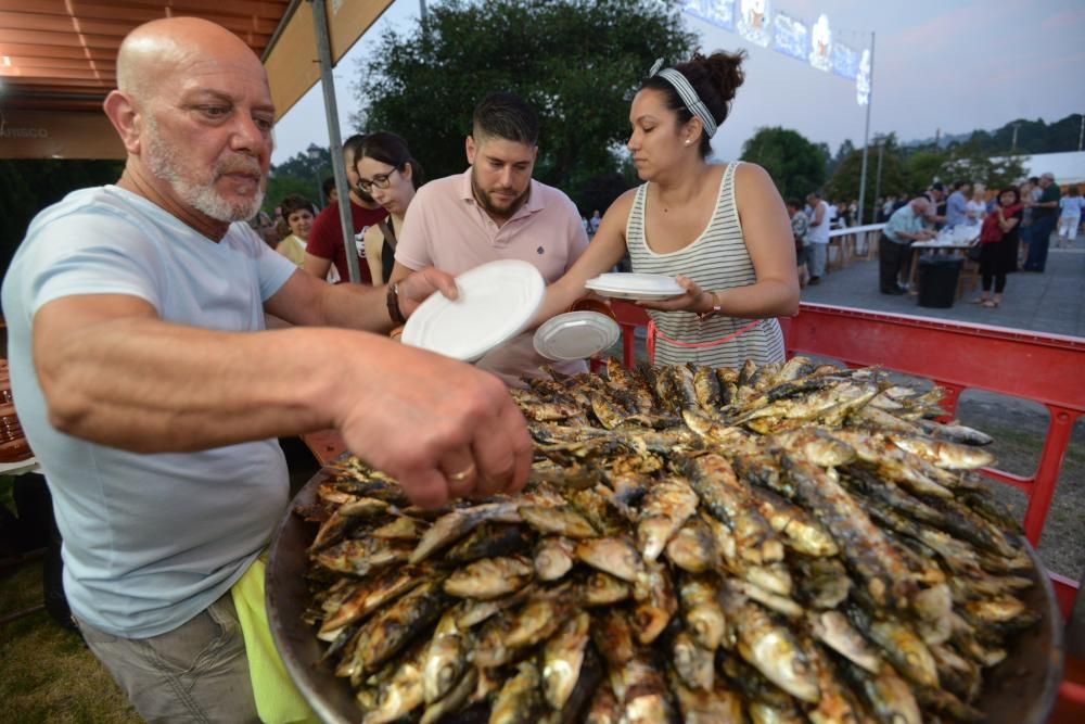 Cientos de personas de toda la comarca acudieron al recinto de A Reiboa para celebran San Xoán entre sardinas, atracciones y fuego.