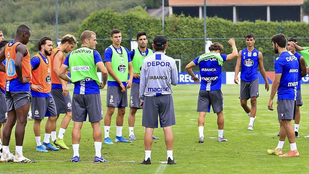 Los jugadores deportivistas escuchan a Fernando Vázquez durante un entrenamiento.