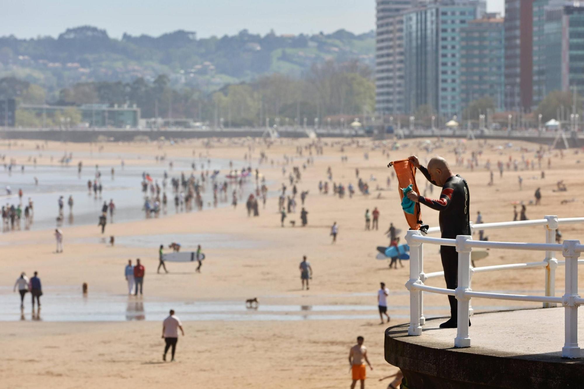 Ambiente playero en Gijón tras otra jornada de sol y calor (en imágenes)