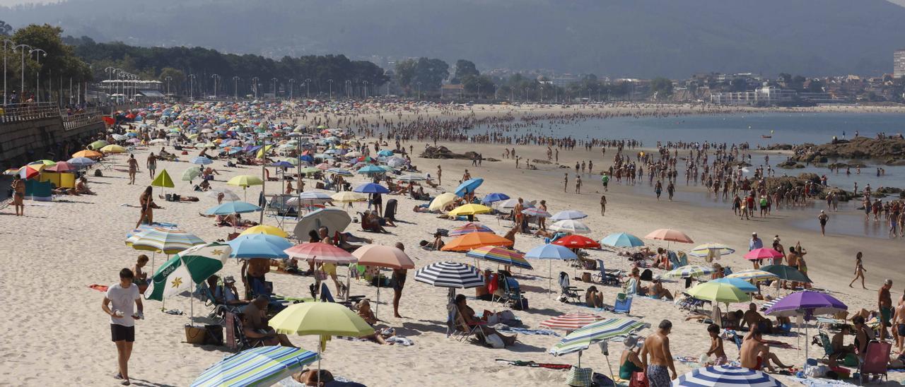 La playa de Samil estuvo este domingo abarrotada de bañistas