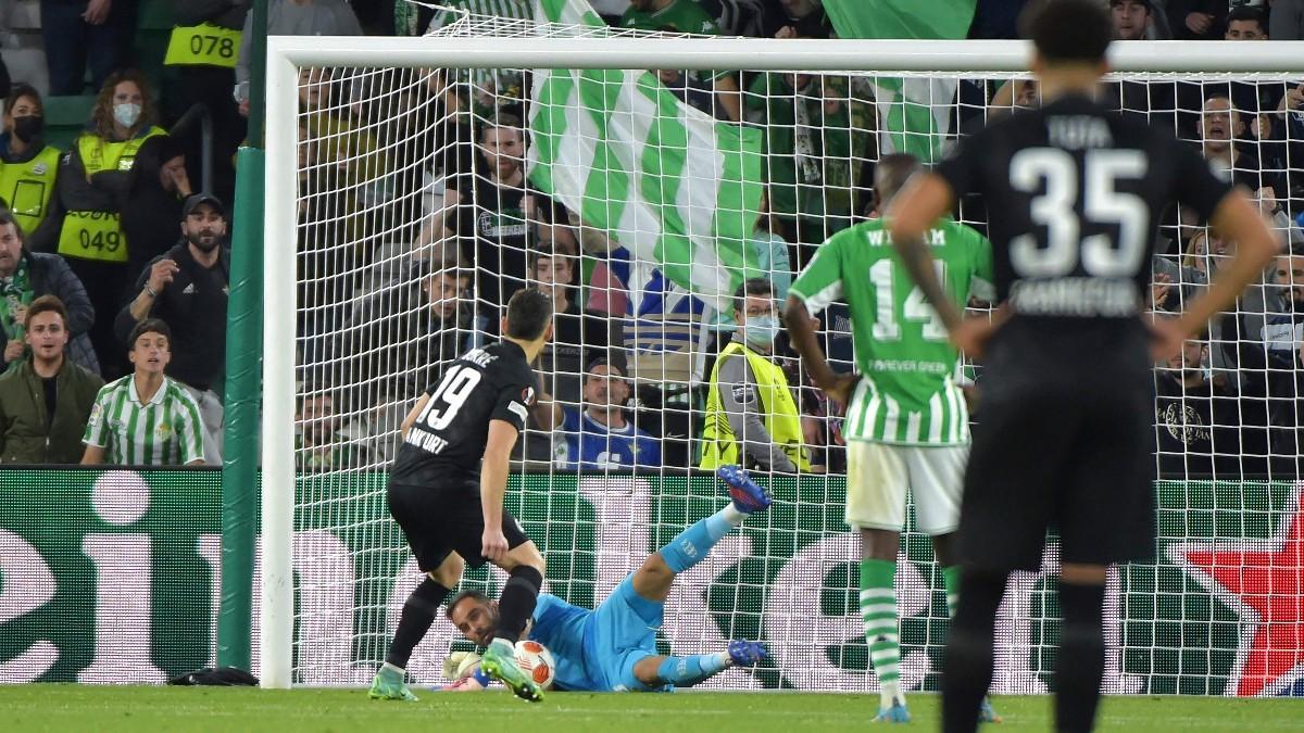 Resumen, goles y highlights del Betis 1 - 2 Eintracht de la ida de los octavos de la Europa League
