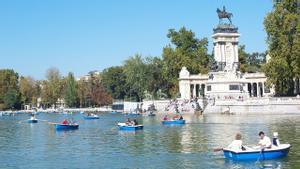 Personas remando en el estanque del parque del Buen Retiro en Madrid, en un día soleado