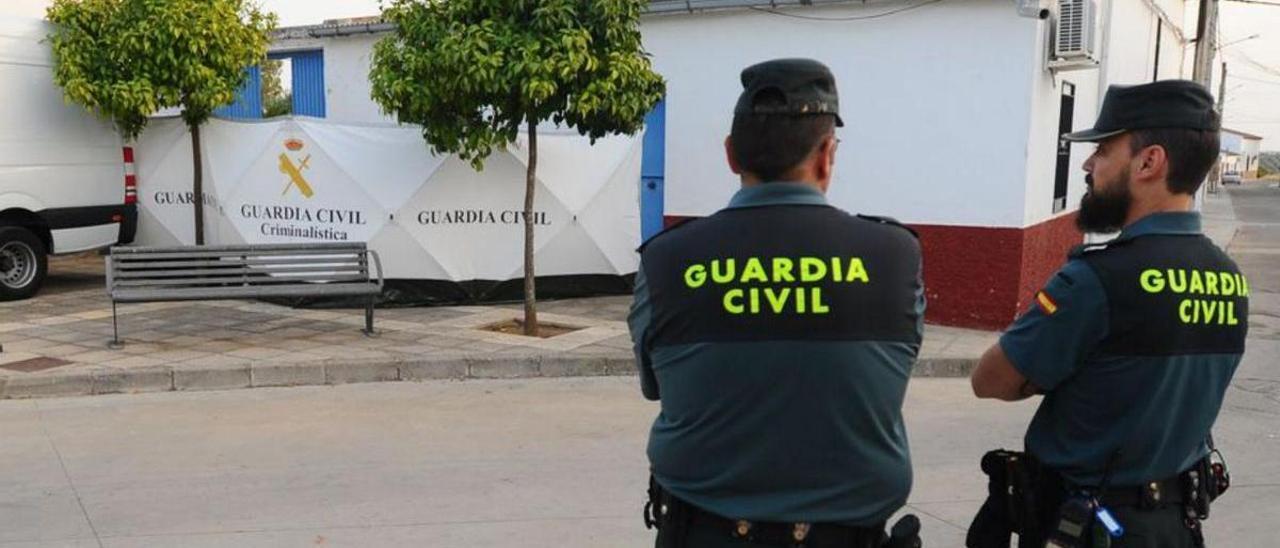 Dos guardias civiles custodian la casa donde se produjeron los hechos.