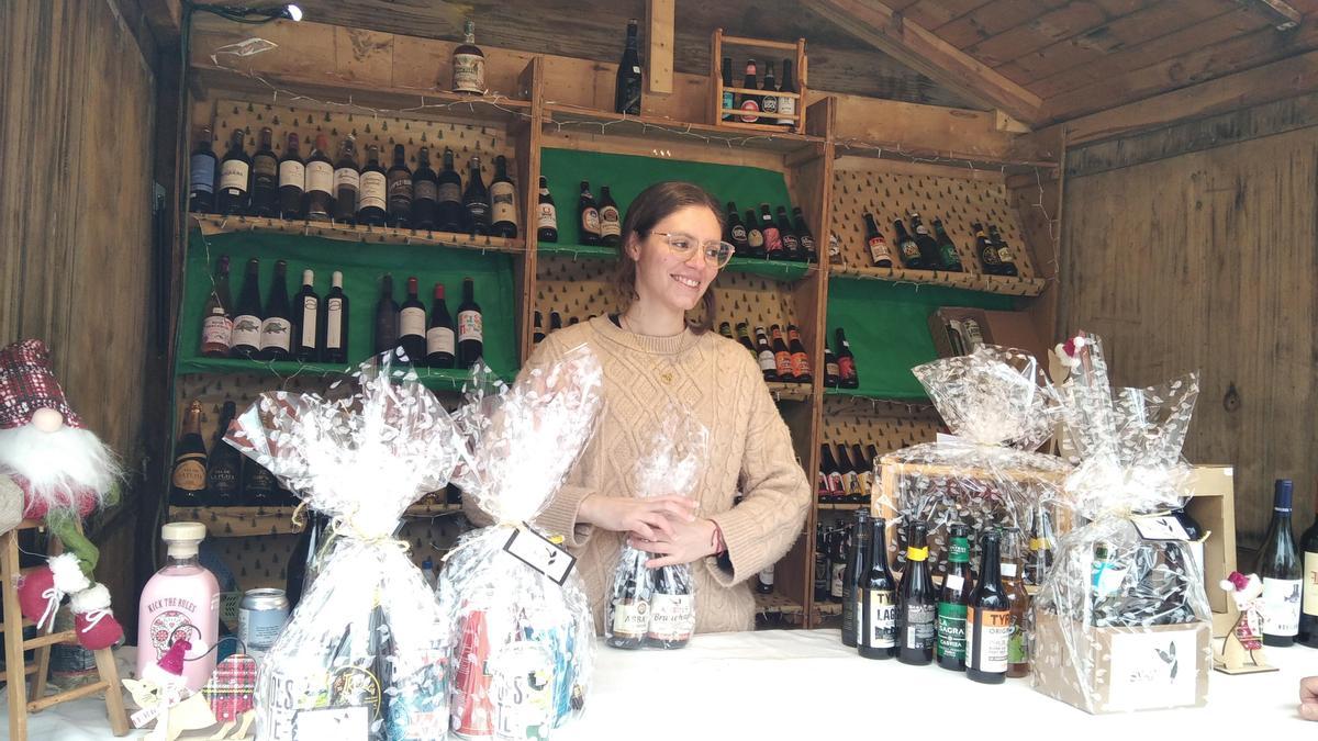 Patricia Camacho en su puesto de cervezas y vinos, ayer.