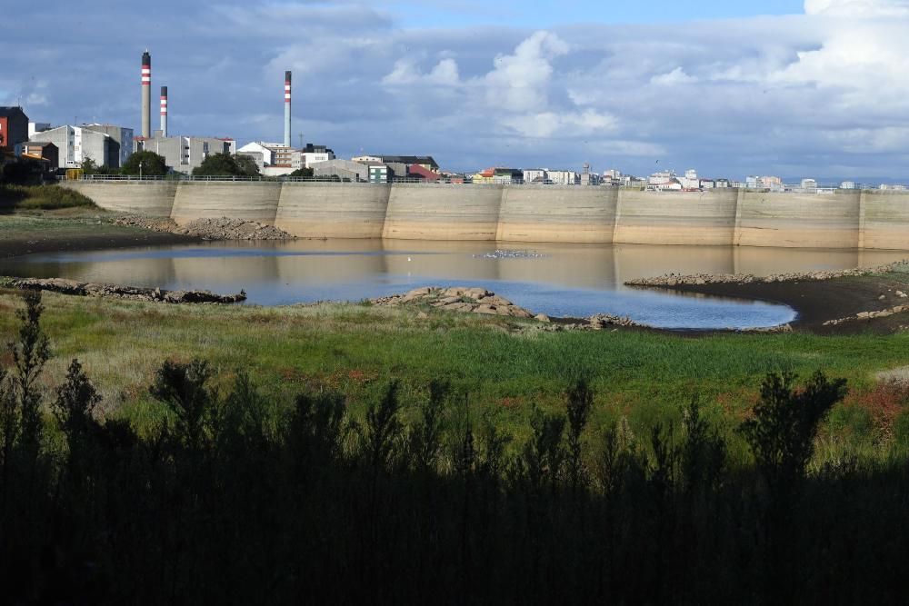 El embalse de Meicende, a un nivel muy bajo