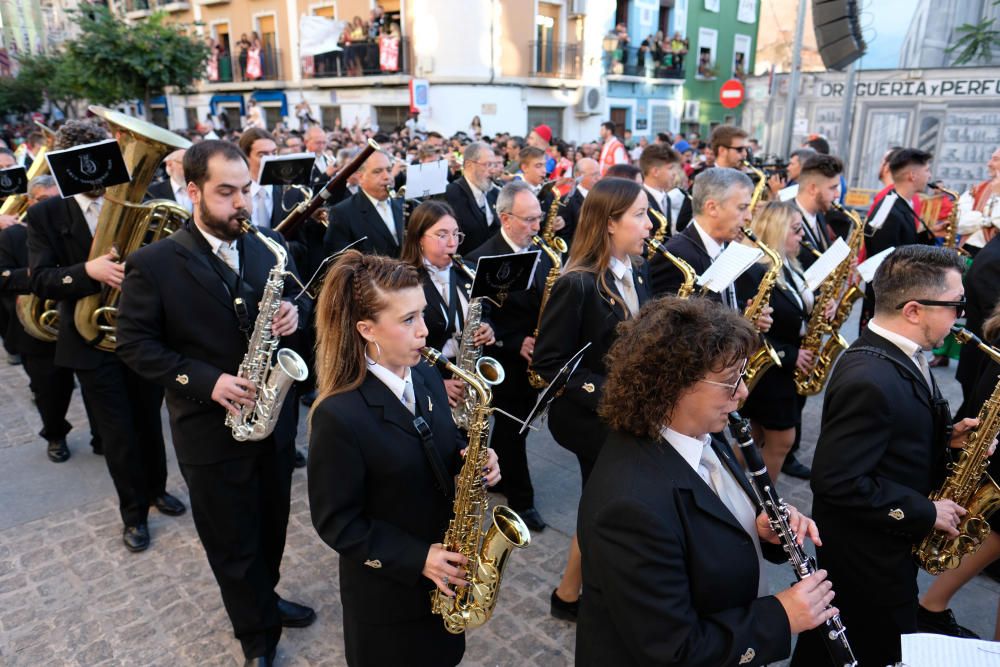 Millones de papelitos sobrevolaron a los miles de eldenses que se apiñaron cerca del castillo de Embajadas para escuchar y cantar el pasodoble Idella, que marca el comienzo de las fiestas