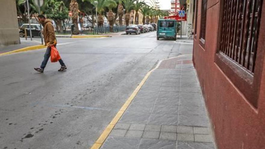 Imagen de una de las nuevas aceras habilitadas, con rampas para facilitar el acceso.