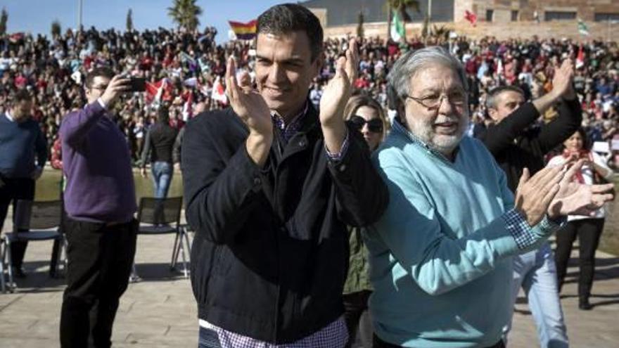 Pedro Sánchez, acompanyat de l&#039;alcalde de Dos Hermanas, on va anunciar la seva candidatura.