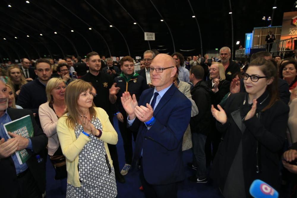 Paul Maskey (c), del Sinn Fein, celebra tras obtener su asiento en Belfast, Belfast, Irlanda del Norte, Gran Bretaña.
