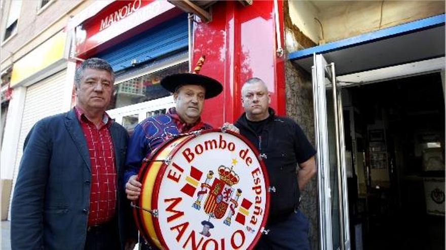 Ismael Ridvan (La Deportiva), Manolo el del Bombo y Manolín, dueño del  Ciudad Real, junto al hueco de uno de los televisores.