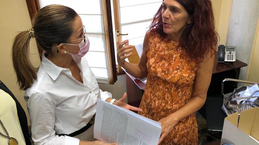 Ana Belén Castejón entrega a Teresa Vicente 350 firmas por la ILP del Mar Menor
