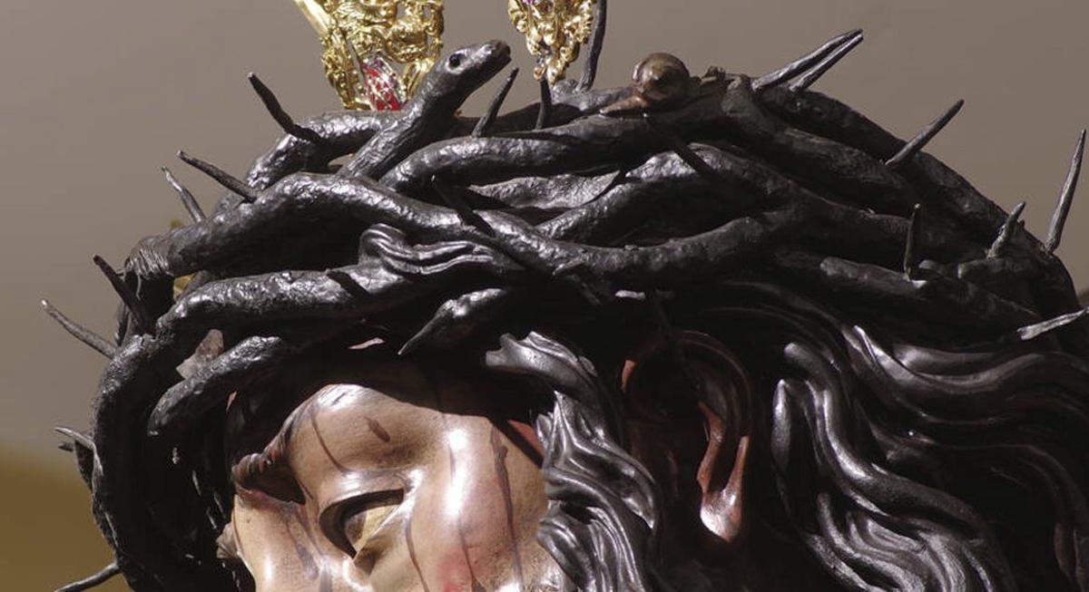 En la cabeza del Cristo de la Agonía se vislumbran una serpiente y un caracol en el trenzado de la corona de espinas. Hace referencia a la idea de «fue tan lenta su agonía como el paso de un caracol por una rama y su dolor tan intenso como la mordedura de una víbora».