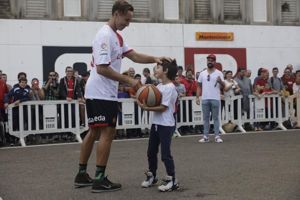 Fußballfans des RCD Mallorca hatten vor dem Spiel gegen Alcorcón am Sonntag (23.10.) Gelegenheit, zusammen mit dem Ex-NBA-Profi Steve Nash eine Runde Basketball spielen. Der Kanadier ist Aktionär beim Zweitligisten und will den Klub mit der Aktion unterstützen.