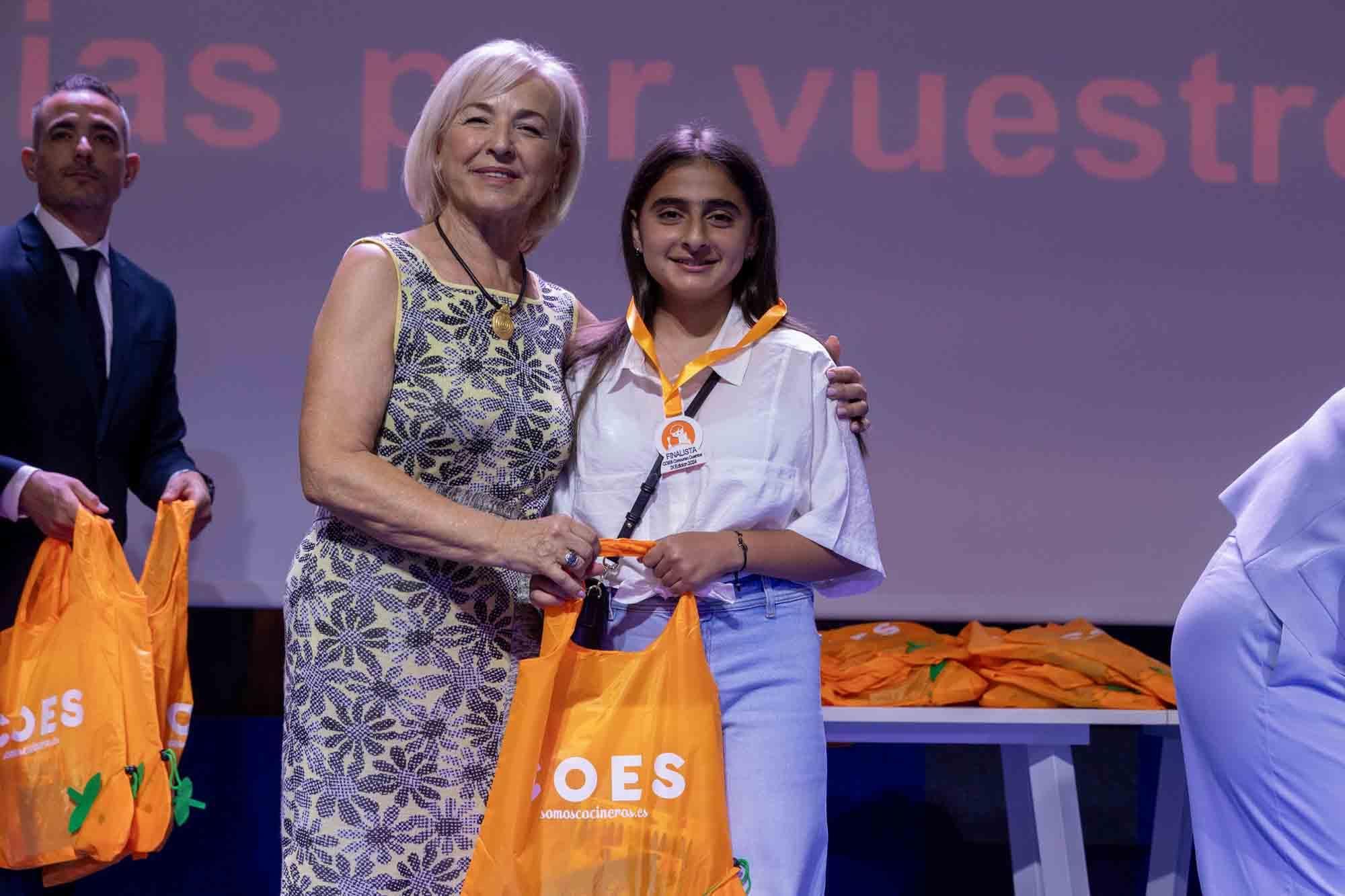 Entrega de premios del concurso infantil de relatos cortos "Cuéntame un cuento para comer" en el Club INFORMACIÓN organizado por COES