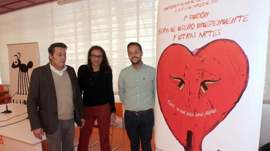 Jaime de la Peña, Ana Ruiz y David Martínez, ante el cartel de la feria de diseño.