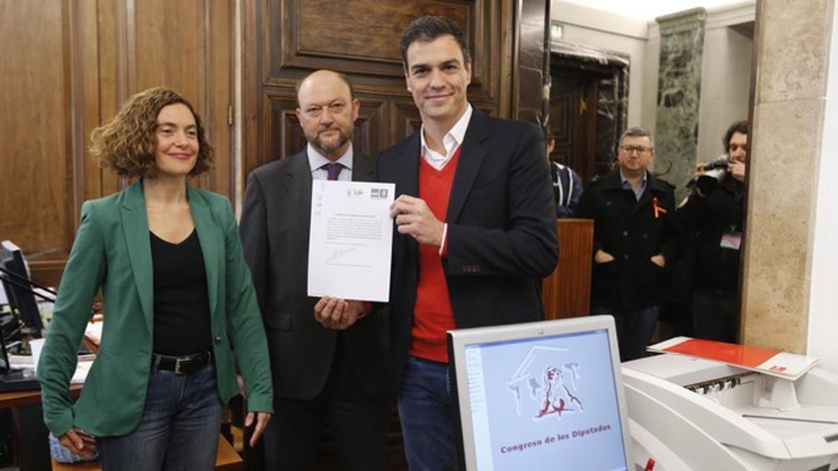 El secretario general del PSOE, Pedro Sánchez, registra en el Congreso su propuesta de reforma de la Constitución, este jueves, 4 de diciembre.