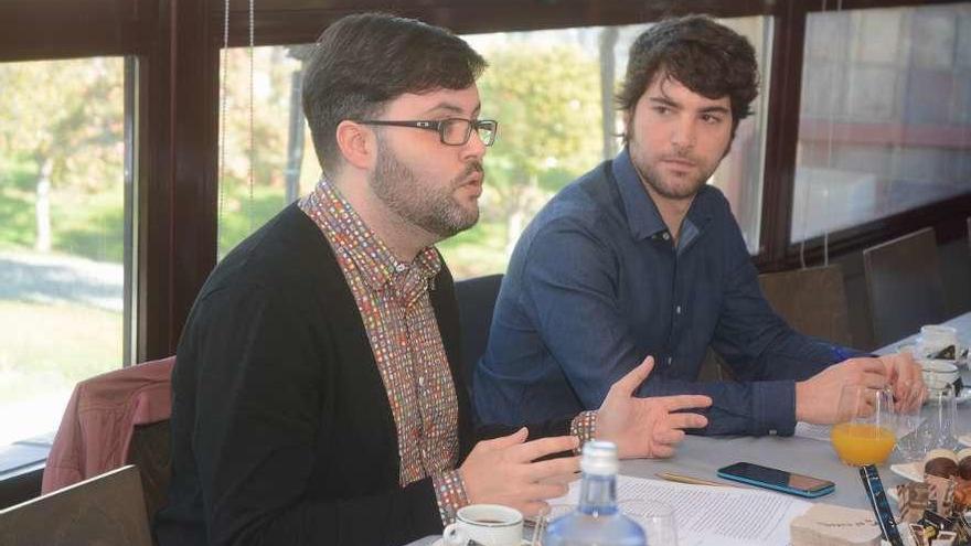 Ernesto Vázquez-Rey (izq.) es el presidente de Amigas e Amigos do Museo de Pontevedra. // Rafa Vázquez