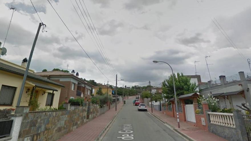 La calle de Terrassa en la que se encuentra la vivienda afectada.