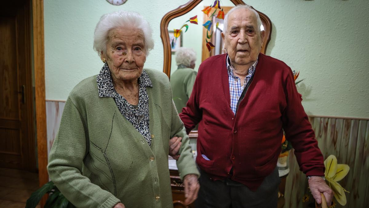 Manuela López y Demetrio Torrente, de 98 y 100 años y casados desde hace 75, en su casa de Ibi.