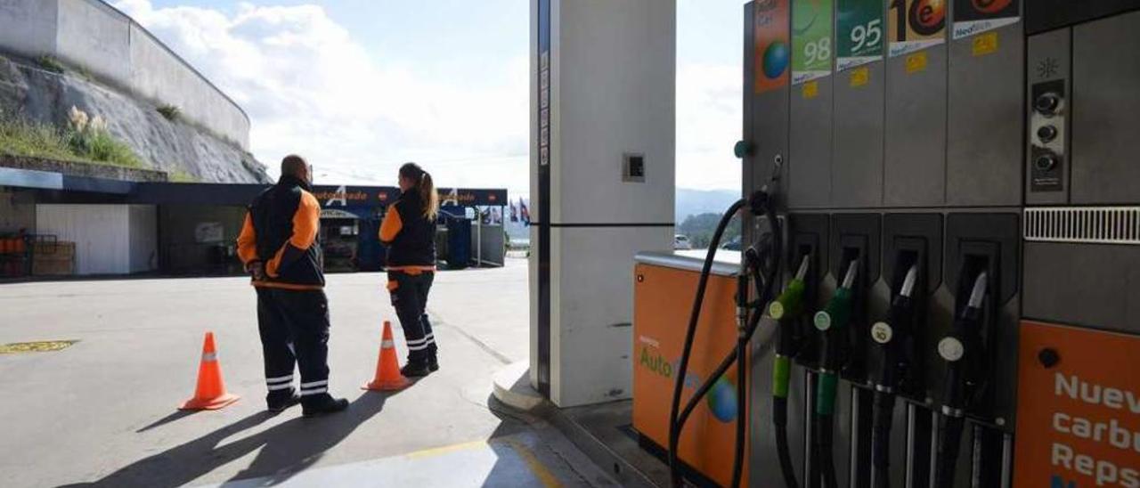 La gasolinera de San Salvador sin energía eléctrica para hacer funcionar los surtidores. // Gustavo Santos