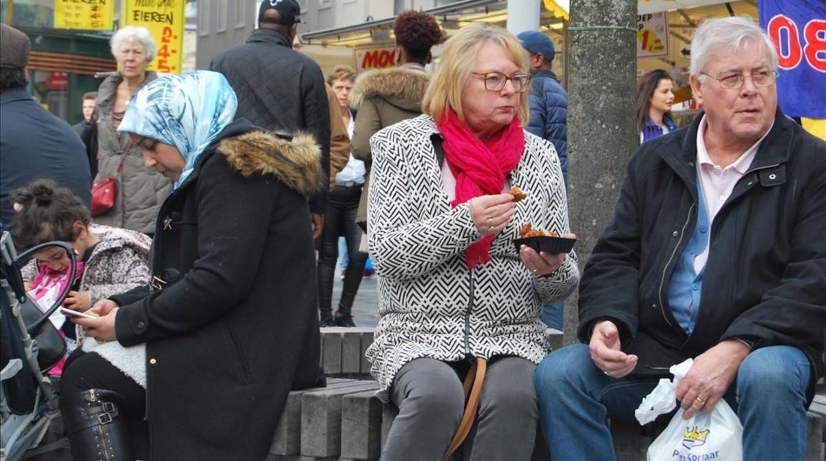 Habitantes de la multicultural Almere, sentados en un banco.