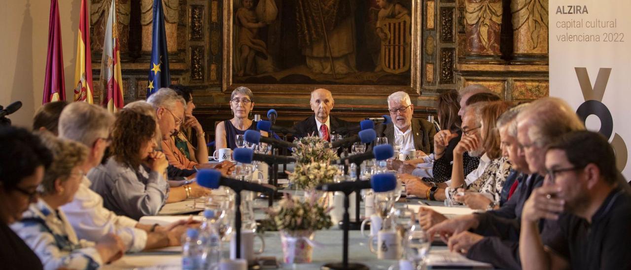 El salón noble del ayuntamiento acogió ayer la celebración del pleno del Consell Valencià de Cultura. | PERALES IBORRA