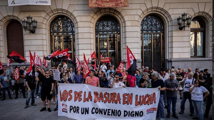 Los trabajadores de la limpieza en Zaragoza vuelven a las calles tras aplazar la huelga indefinida a noviembre y en plena división sindical