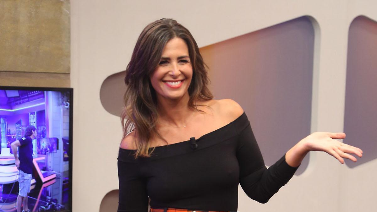 Nuria Roca posando con una falda de cuadros naranja en El Hormiguero