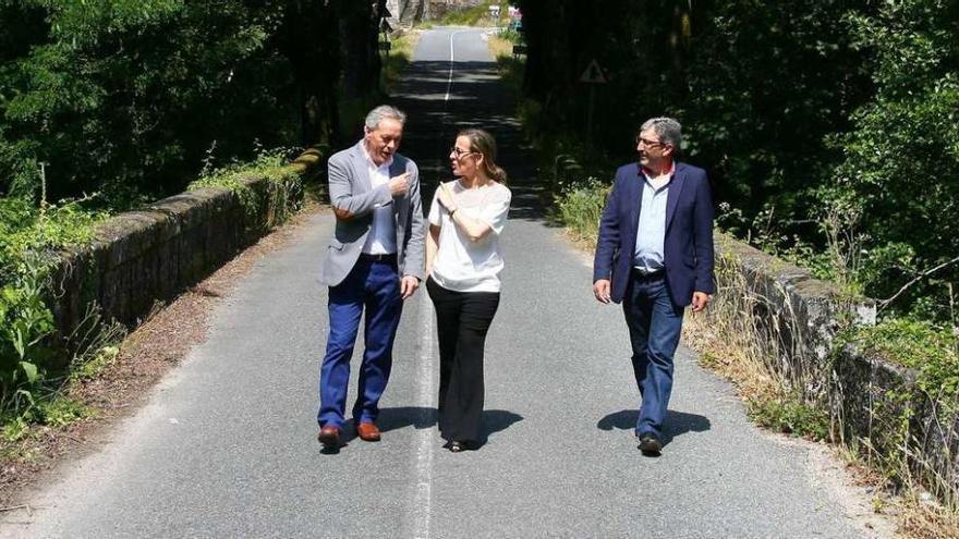 La conselleira de Infraestruturas, ayer, visitando el vial Vichocuntín-Campo Lameiro con el alcalde y el edil de Obras de Cerdedo. //Bernabé /V.E.