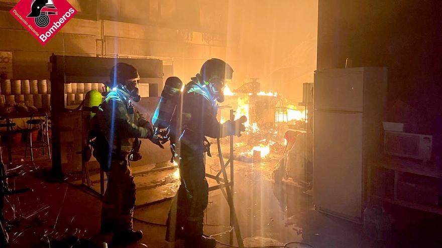 Incendio en una nave industrial de Redován afecta a un chalet