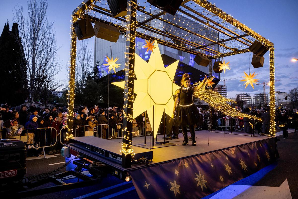En imágenes | El frío de Zaragoza no puede con la ilusión de ver a los Reyes Magos