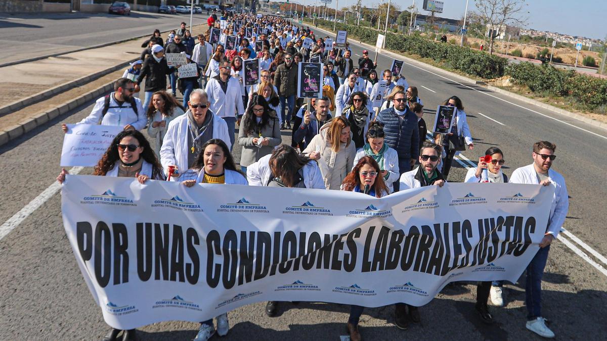 Protesta del personal laboral del departamento de salud de Torrevieja en marzo de 2023