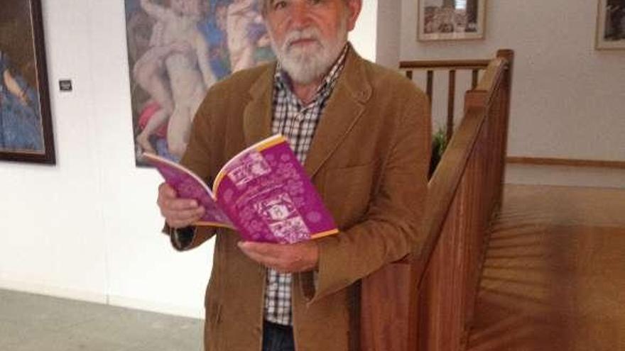 Clodio González, con su libro &quot;Os maios en Redondela&quot;.  // FdV