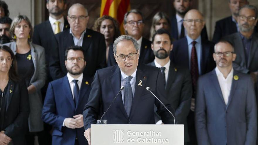 Quim Torra, flanqueado por los consellers de su Govern.