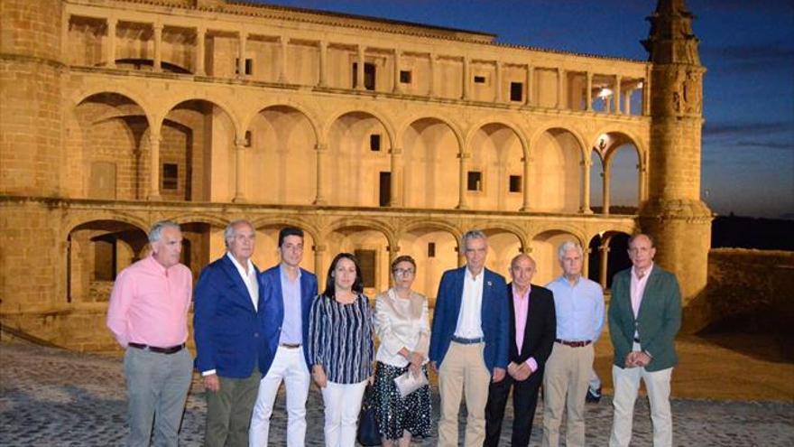 La Galería de Carlos V del Conventual de San Benito estrenó su nueva iluminación