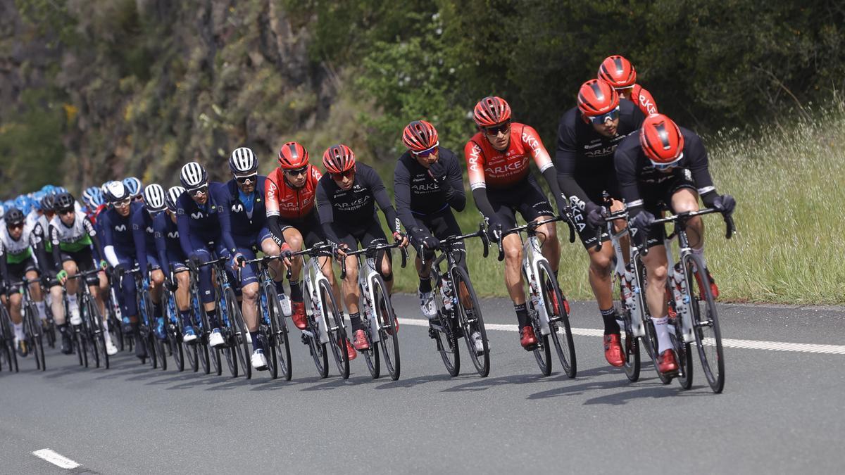 Las imágenes de la última etapa de la Vuelta a Asturias: crónica y reacciones