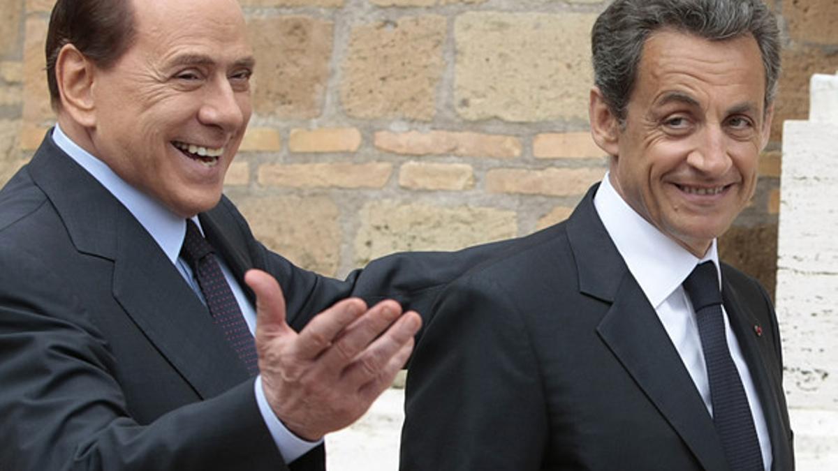 Silvio Berlusconi y Nicolas Sarkozy, antes de celebrar la cumbre bilateral, este martes, a las puertas de Villa Madama, en Roma.