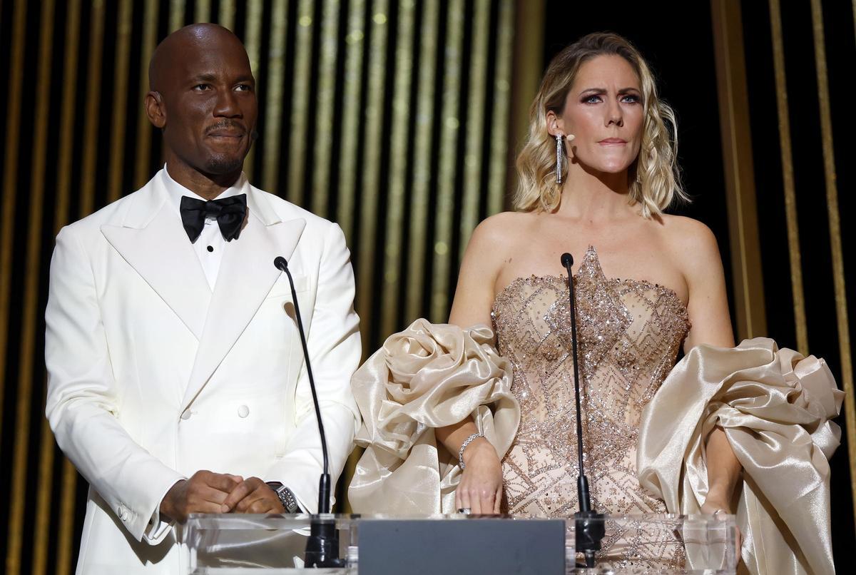 La periodista francesa Sandy Heribert y Didier Drogba, ex delantero de Costa de Marfil y Chelsea, durante la ceremonia de entrega del Balón de Oro 2024.