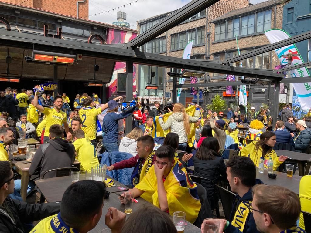La afición del Villarreal tiñe Liverpool de amarillo